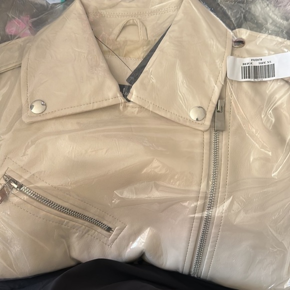 NWT Lulu’s Out for the Night Beige Vegan Leather Moto Jacket - Picture 3 of 3